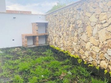 Amplia y lujosa villa por estrenar en exclusiva urbanización privada en Challuabamba