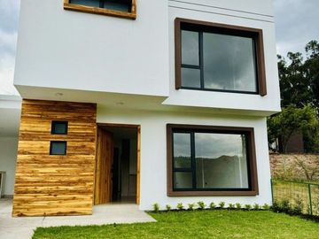 Amplia y lujosa villa por estrenar en exclusiva urbanización privada en Challuabamba