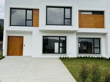 Amplia y lujosa villa por estrenar en exclusiva urbanización privada en Challuabamba