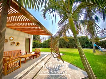 Ocasión!! Venta Casa de Ensueño con amplios Jardines, Piscina y Bungalow en Urb. San Fernando de Pachacamac