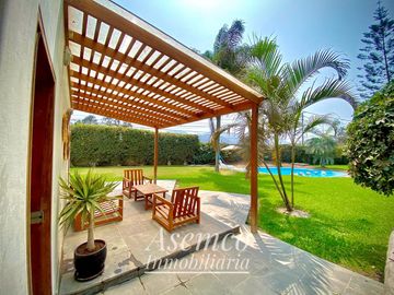 Ocasión!! Venta Casa de Ensueño con amplios Jardines, Piscina y Bungalow en Urb. San Fernando de Pachacamac
