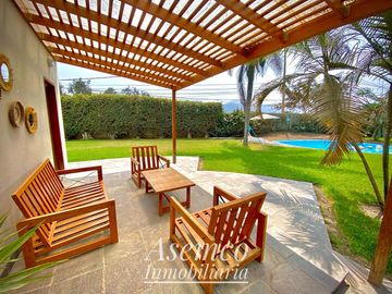 Ocasión!! Venta Casa de Ensueño con amplios Jardines, Piscina y Bungalow en Urb. San Fernando de Pachacamac