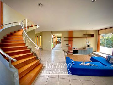 Ocasión!! Venta Casa de Ensueño con amplios Jardines, Piscina y Bungalow en Urb. San Fernando de Pachacamac