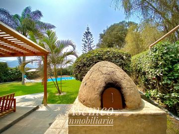 Ocasión!! Venta Casa de Ensueño con amplios Jardines, Piscina y Bungalow en Urb. San Fernando de Pachacamac
