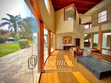 Ocasión!! Venta Casa de Ensueño con amplios Jardines, Piscina y Bungalow en Urb. San Fernando de Pachacamac