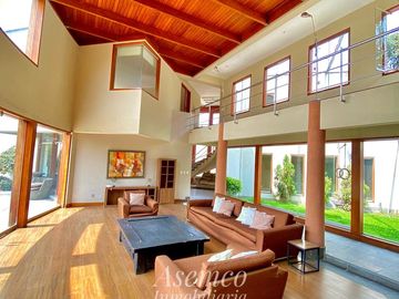 Ocasión!! Venta Casa de Ensueño con amplios Jardines, Piscina y Bungalow en Urb. San Fernando de Pachacamac