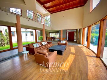 Ocasión!! Venta Casa de Ensueño con amplios Jardines, Piscina y Bungalow en Urb. San Fernando de Pachacamac