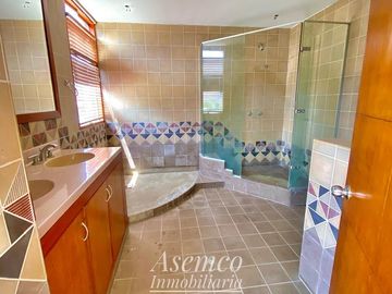 Ocasión!! Venta Casa de Ensueño con amplios Jardines, Piscina y Bungalow en Urb. San Fernando de Pachacamac
