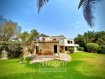 Ocasión!! Venta Casa de Ensueño con amplios Jardines, Piscina y Bungalow en Urb. San Fernando de Pachacamac