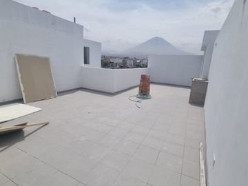 EXCELENTE FLAT DE ESTRENO CON TERRAZA PRIVADA EN CERRO COLORADO.NO PAGA ALCABALA
