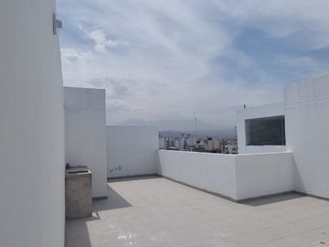 EXCELENTE FLAT DE ESTRENO CON TERRAZA PRIVADA EN CERRO COLORADO.NO PAGA ALCABALA
