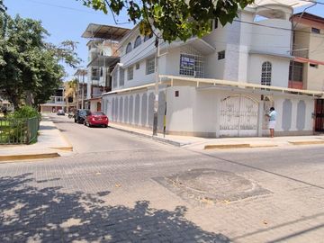 VENTA DE AMPLIA CASA DE 3 NIVELES EN URB. SAN FELIPE - PIURA