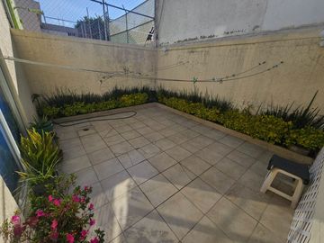 CASA EN VENTA EN LOMAS VERDES (En Conjunto Cerrado)