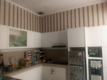 Rumah dijual di Karang Tengah Ciledug Semi Furnish Bagus dekat Busway