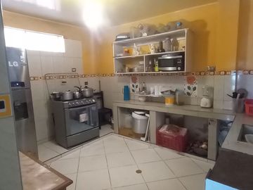 VENTA DE CASA DE TRES PISOS
