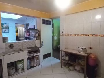 VENTA DE CASA DE TRES PISOS