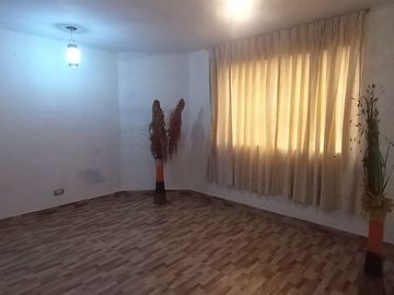 VENTA DE CASA DE TRES PISOS