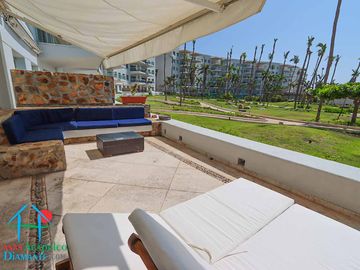 Depa de playa con terraza y vista frontal al mar