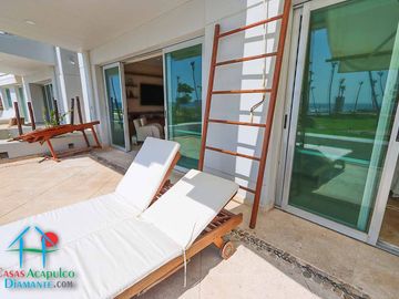 Depa de playa con terraza y vista frontal al mar