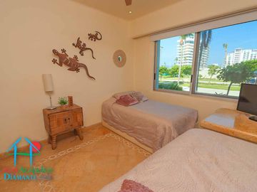 Depa de playa con terraza y vista frontal al mar
