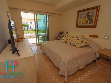 Depa de playa con terraza y vista frontal al mar