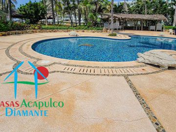 Depa de playa con terraza y vista frontal al mar