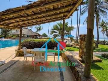 Depa de playa con terraza y vista frontal al mar