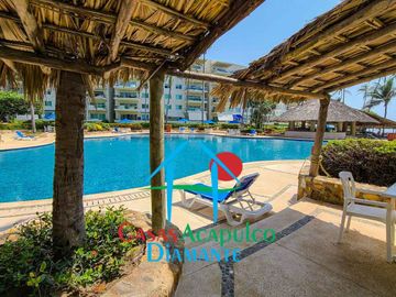 Depa de playa con terraza y vista frontal al mar