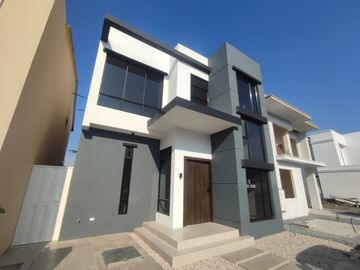 Casa en venta Urbanización Mallorca Village Via Salitre Samborondon Guayaquil