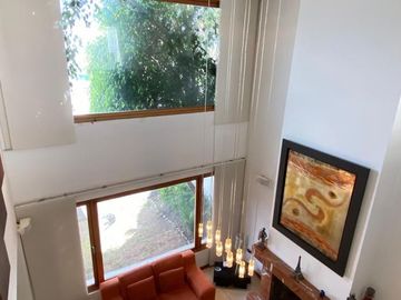 Casa de venta doble altura. Rancho San Francisco.  diseño Londoño de 3 dormitorios. Cumbayá Ecuador