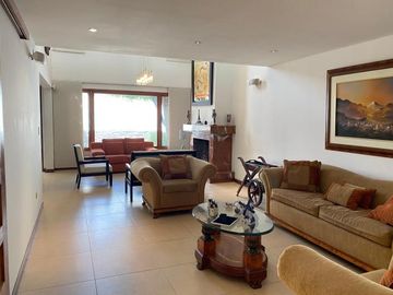 Casa de venta doble altura. Rancho San Francisco.  diseño Londoño de 3 dormitorios. Cumbayá Ecuador