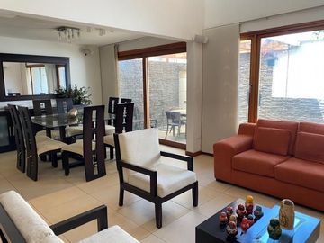 Casa de venta doble altura. Rancho San Francisco.  diseño Londoño de 3 dormitorios. Cumbayá Ecuador