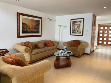 Casa de venta doble altura. Rancho San Francisco.  diseño Londoño de 3 dormitorios. Cumbayá Ecuador