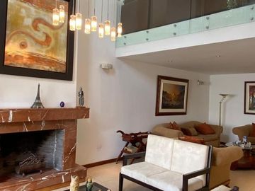 Casa de venta doble altura. Rancho San Francisco.  diseño Londoño de 3 dormitorios. Cumbayá Ecuador