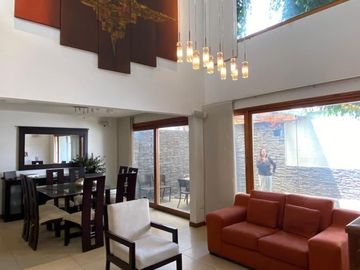 Casa de venta doble altura. Rancho San Francisco.  diseño Londoño de 3 dormitorios. Cumbayá Ecuador