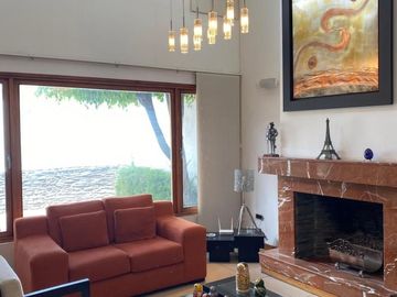 Casa de venta doble altura. Rancho San Francisco.  diseño Londoño de 3 dormitorios. Cumbayá Ecuador