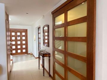 Casa de venta doble altura. Rancho San Francisco.  diseño Londoño de 3 dormitorios. Cumbayá Ecuador