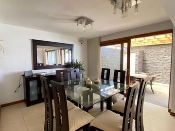 Casa de venta doble altura. Rancho San Francisco.  diseño Londoño de 3 dormitorios. Cumbayá Ecuador