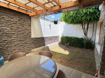 Casa de venta doble altura. Rancho San Francisco.  diseño Londoño de 3 dormitorios. Cumbayá Ecuador