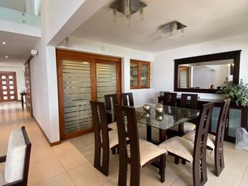 Casa de venta doble altura. Rancho San Francisco.  diseño Londoño de 3 dormitorios. Cumbayá Ecuador