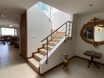 Casa de venta doble altura. Rancho San Francisco.  diseño Londoño de 3 dormitorios. Cumbayá Ecuador
