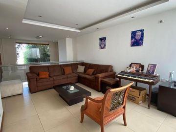 Casa de venta doble altura. Rancho San Francisco.  diseño Londoño de 3 dormitorios. Cumbayá Ecuador