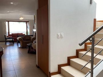 Casa de venta doble altura. Rancho San Francisco.  diseño Londoño de 3 dormitorios. Cumbayá Ecuador
