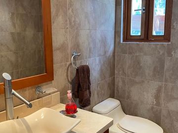 Casa de venta doble altura. Rancho San Francisco.  diseño Londoño de 3 dormitorios. Cumbayá Ecuador