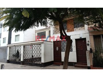 1106726 Venta De Departamento Segundo Piso Y Los Aires Del Tercer Piso Mas Estacionamiento En Zona Exclusiva Del Distrito Del Rímac