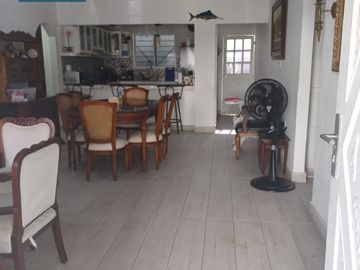 Venta de Casa de 2 Pisos Barrio Crespo con Área del terreno 225 M2.