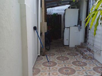 Venta de Casa de 2 Pisos Barrio Crespo con Área del terreno 225 M2.