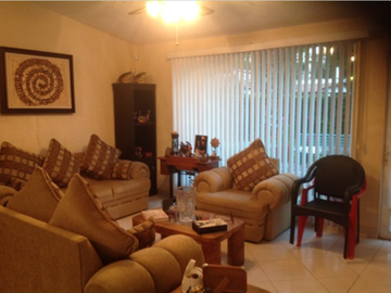 CASA EN SAN GIL CERRADA SANTA ELENA