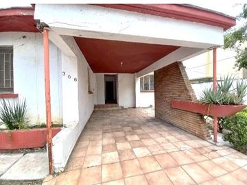CASA EN VENTA RIO MISSOURI 306 UNA PLANTA PARA REMODELAR
