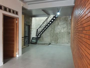 Dijual Rumah 3 Lt di Tanjung Duren Selatan Jalan 2 Mobil bebas Banjir